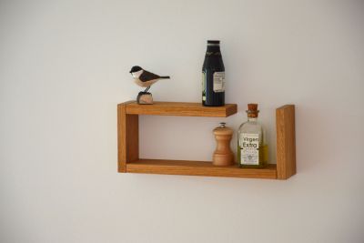 Lilian Wandregal von Jan Kurtz aus Holz mit Dekoration auf weißer Wand.